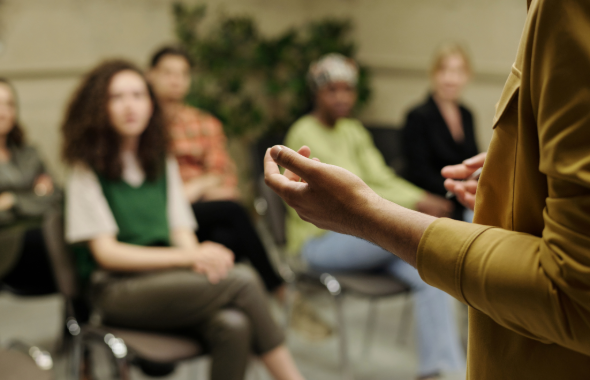 Beratungsgespräch zwischen Coach und Eltern im Coaching-Raum des Lernraum Schorndorf