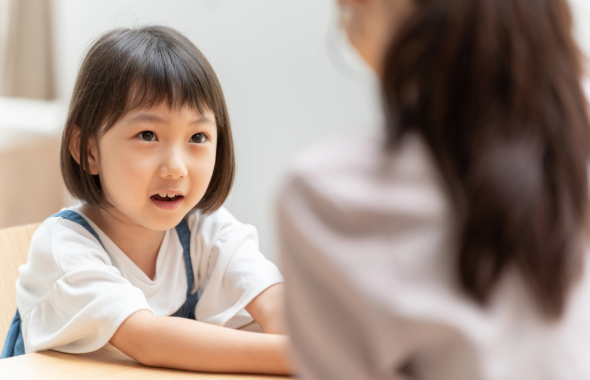 Lerntherapeutin führt mit einem Kind eine kindgerechte Diagnostik im Lernraum Schorndorf durch