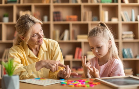 Kind übt das kleine Einmaleins spielerisch – Dyskalkulie-Therapie im Lernraum Schorndorf