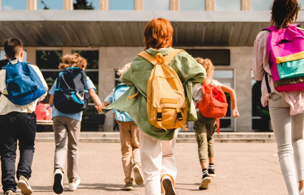 Mehrere Kinder mit Schulränzen auf dem Weg zum Lernraum Schorndorf für einen Ferienkurs