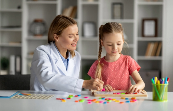 Spielerische Leseübung mit Silbenmaterial bei der LRS-Therapie im Lernraum Schorndorf